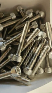 Bulong inox đóng trong hộp, minh họa vật tư inox chống ăn mòn