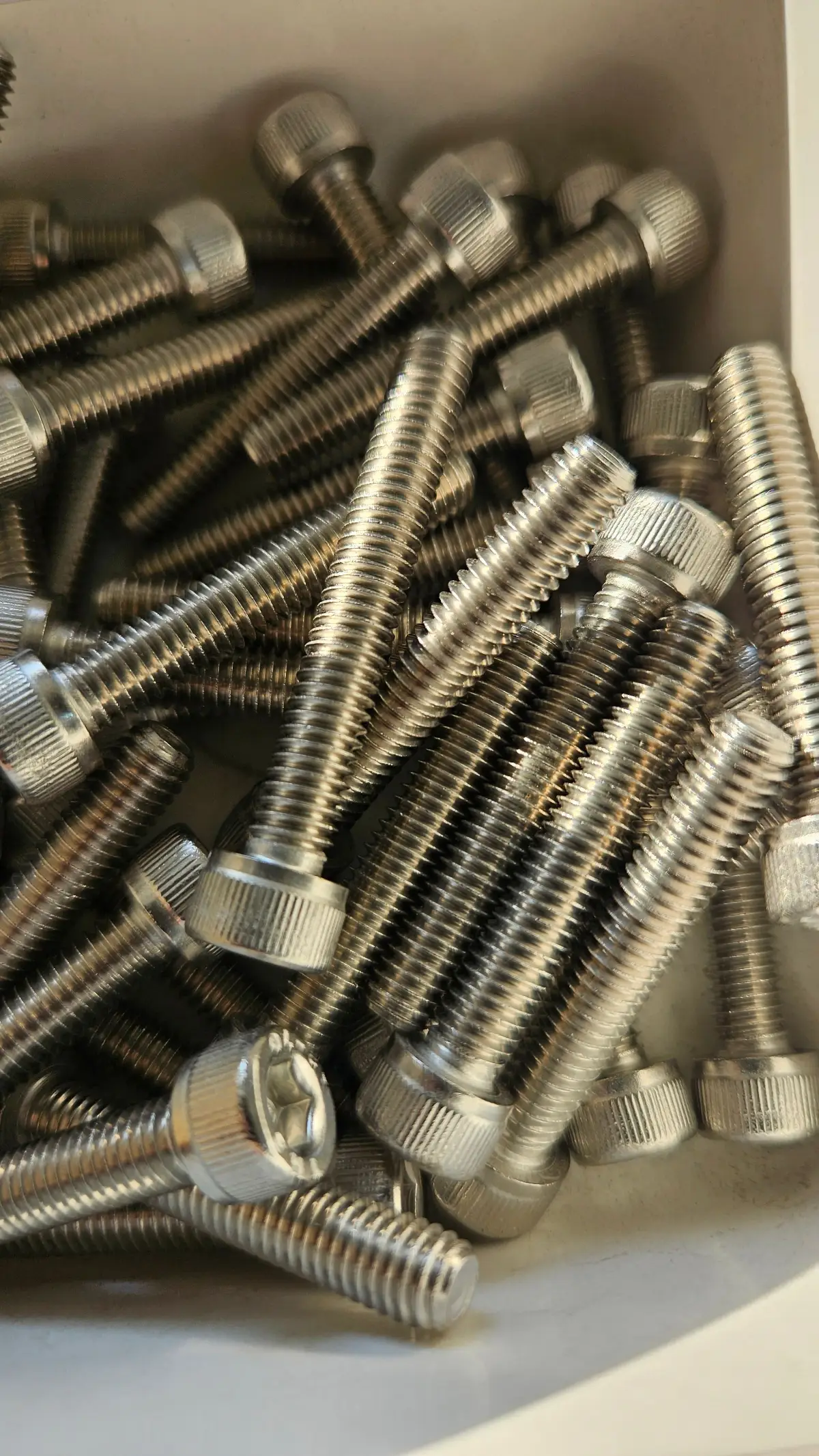 Bulong inox đóng trong hộp, minh họa vật tư inox chống ăn mòn