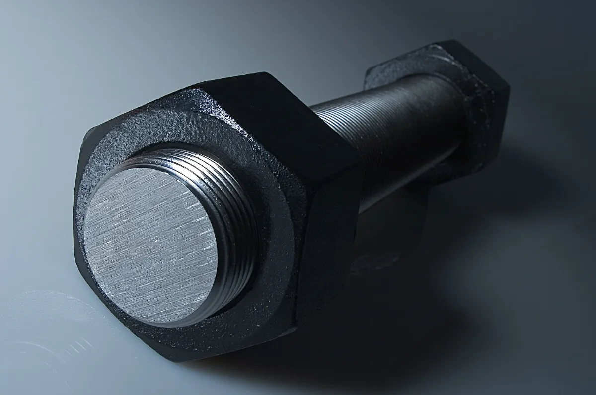 Cận cảnh một bulong lục giác màu đen