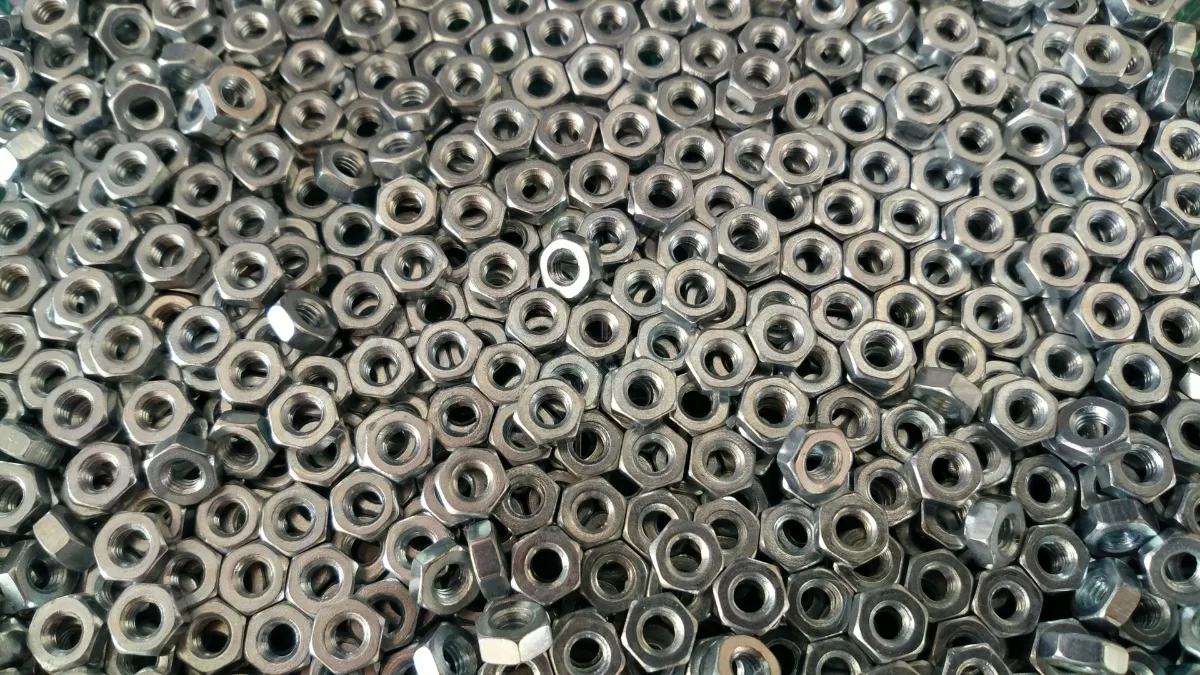 Đai ốc lục giác bằng thép xếp thành đống, phụ kiện đi kèm bulong