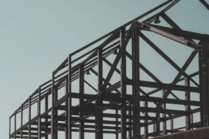 Khung kết cấu thép tiền chế đang lắp dựng dưới bầu trời